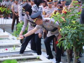 Caption:Jajaran Polresta Malang Kota Bersama Taruna Akpol Saat Ziarah di TMP Kota Malang, Senin (24/6/2024) (blok-a/Andik Agus)