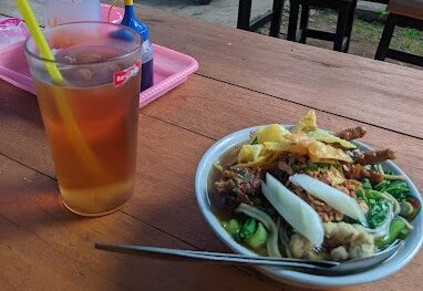 Mie Ayam Pak Mujiono, Cara Menikmati Mie Ada Kriuknya