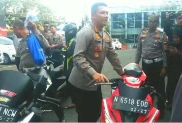 Caption: Kapolresta Malang Kota, Kombes Pol Budi Hermanto Saat Mengecek Motor Knalpot Brong Terkena Razia, Rabu (26/6/2024) (blok-a/Andik Agus)