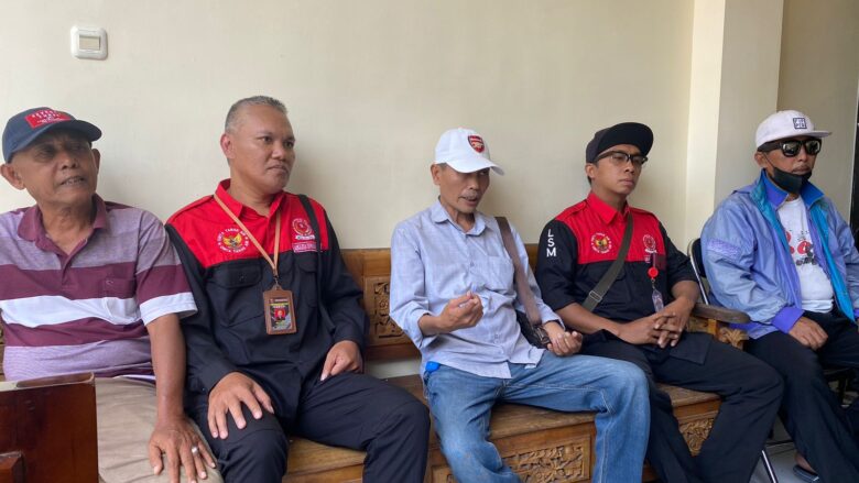 Pelapor dugaan korupsi hingga gratifikasi Mantan Kades Kanigoro ke Polres Malang (blok-a.com/ Putu Ayu Pratama S)
