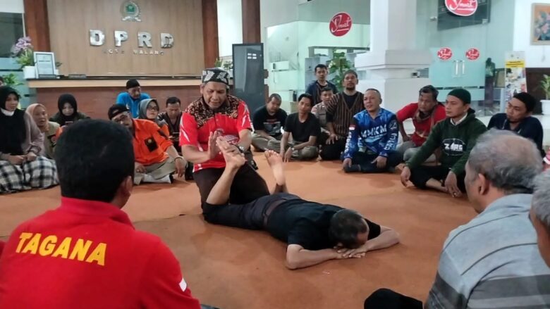 caption:Pelatihan Pijat Kretek dan Bahasa Isyarat di Gedung DPRD Kota Malang, Minggu (23/6/2024) (blok-a/Andik Agus)