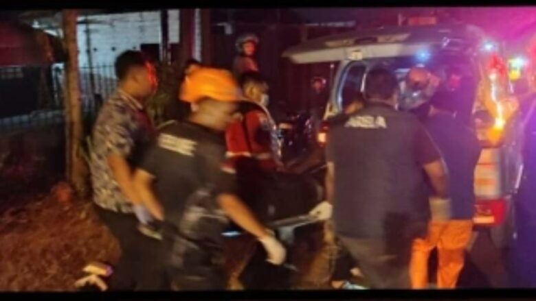 caption:Tim Relawan Evakuasi Korban Laka Tunggal di Singosari