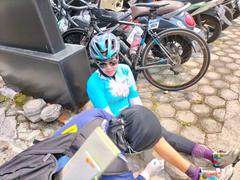 Kesigapan Sie Dokes Polresta Malang Kota Tangani Cedera Peserta Tour de Panderman 2024