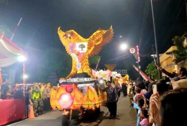 Kirab Bedhol Pusaka dan Festival Lentera dalam rangka memperingati Hari Lahir Pancasila di Kota Blitar. (blok-a.com/Fajar)