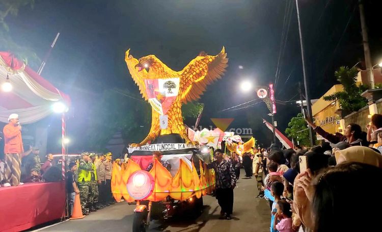 Kirab Bedhol Pusaka dan Festival Lentera dalam rangka memperingati Hari Lahir Pancasila di Kota Blitar. (blok-a.com/Fajar)