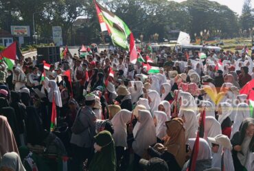 Ratusan Massa Aksi Suarakan Sejuta Cinta untuk Palestina di Depan Balai Kota Malang