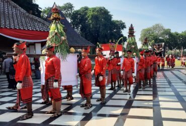 FOTO : Kirab Gunungan Lima yang diarak dari Alun-alun Kota Blitar menuju Makam Bung Karno. (Foto : blok-a.com/Fajar)