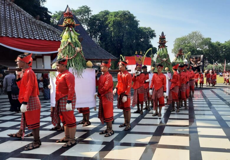 FOTO : Kirab Gunungan Lima yang diarak dari Alun-alun Kota Blitar menuju Makam Bung Karno. (Foto : blok-a.com/Fajar)