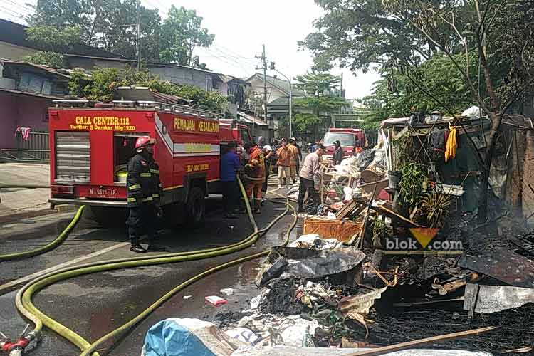 Petugas Damkar sedang mengupayakan pemadaman kios rongsokan terbakar di Blimbing, Malang, Jumat (28/06/2024) - (Andik Agus Mardiko/blok-a.com)