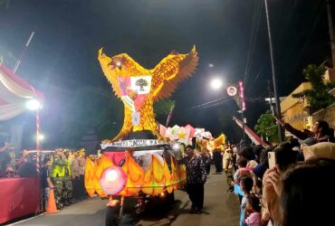 FOTO : Kirab Bedhol Pusaka dan Festival Lentera dalam rangka memperingati Hari Lahir Pancasila di Kota Blitar. (Foto : blok-a.com/Fajar)