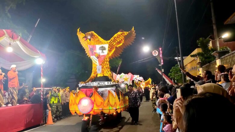 FOTO : Kirab Bedhol Pusaka dan Festival Lentera dalam rangka memperingati Hari Lahir Pancasila di Kota Blitar. (Foto : blok-a.com/Fajar)