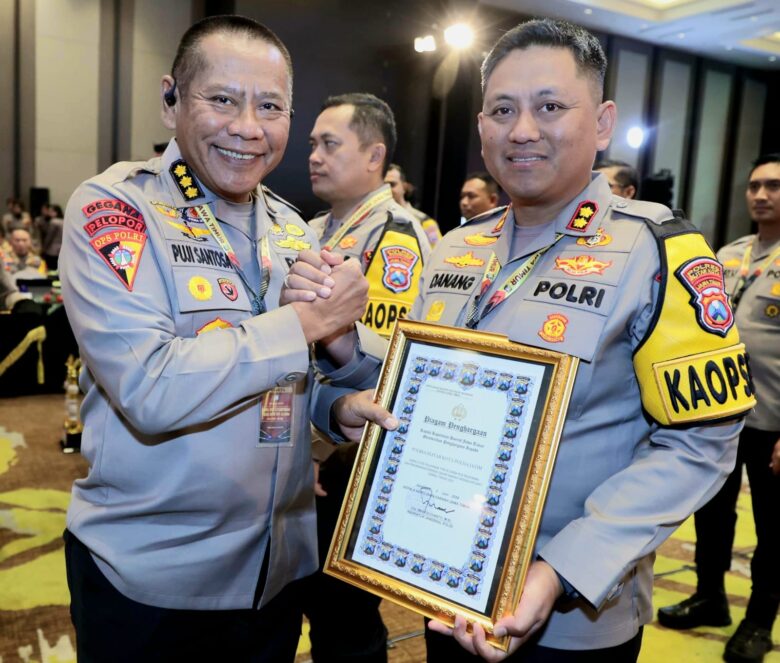 FOTO : Kapolres Blitar Kota, AKBP Danang Setiyo P. S menerima 2 penghargaan sekaligus dari Polda Jatim. (Foto : dok.humas-polres blitar kota)