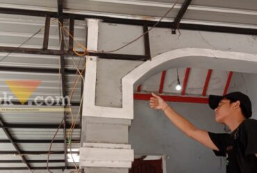 caption:Karyawan MR Fruit Slice dan Juice sedang menunjukan lokasi Router Wifi di Jalan Sunan Kalijaga Kecamatan Lowokwaru Kota Malang, Kamis (20/6/2024) (blok-a/Andik Agus ).