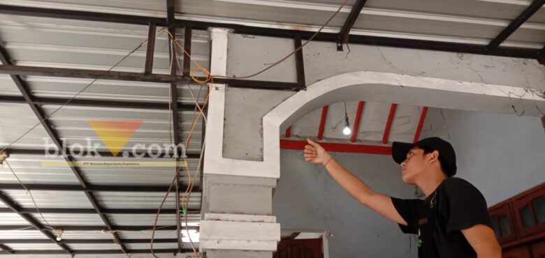 caption:Karyawan MR Fruit Slice dan Juice sedang menunjukan lokasi Router Wifi di Jalan Sunan Kalijaga Kecamatan Lowokwaru Kota Malang, Kamis (20/6/2024) (blok-a/Andik Agus ).