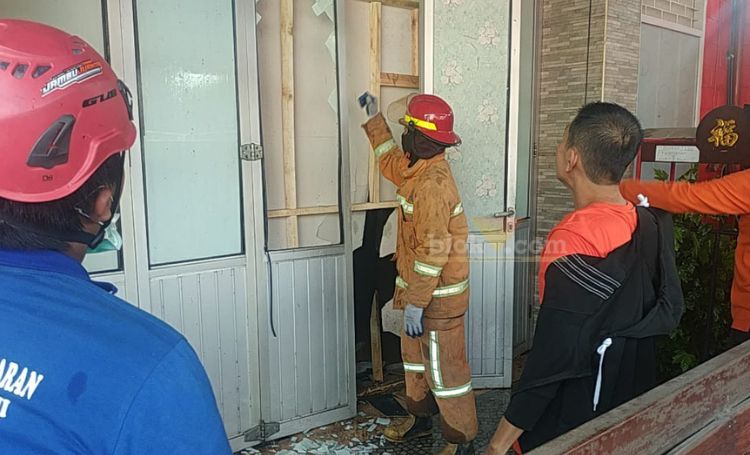 Petugas Damkar Kota Malang, memadamkan kebakaran gedung spa di Blimbing, Kota Malang, Sabtu (29/6/2024).(blok-a/Andik Agus)