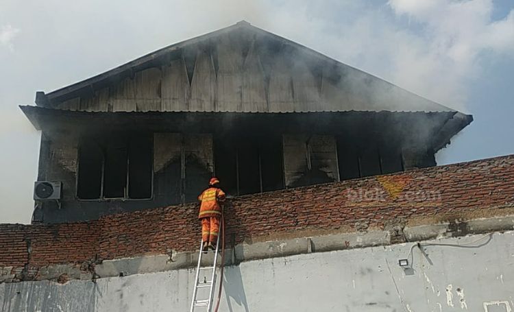 Petugas Damkar Kota Malang, memadamkan kebakaran gedung spa di Blimbing, Kota Malang, Sabtu (29/6/2024).(blok-a/Andik Agus)