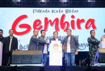 Wali Kota Blitar Santoso bersama Ketua KPU Jawa Timur Aang Kunaifi  Ketua KPU Kota Blitar Rangga Bisma Aditya, dan Kasi Intel Kejari Blitar Prabowo Saputro menekan tombol tanda dimulainya Pulkada Kota Blitar 2024. (blok-a.com/Fajar)
