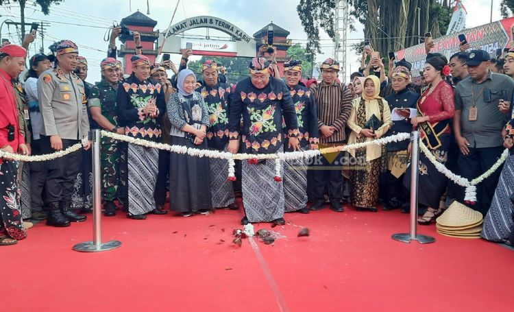 Wali Kota Blitar Santoso membuka Bazar Blitar Djadoel 2024 di Aloon-aloon Kota Blitar. (Foto : blok-a.com/Fajar)