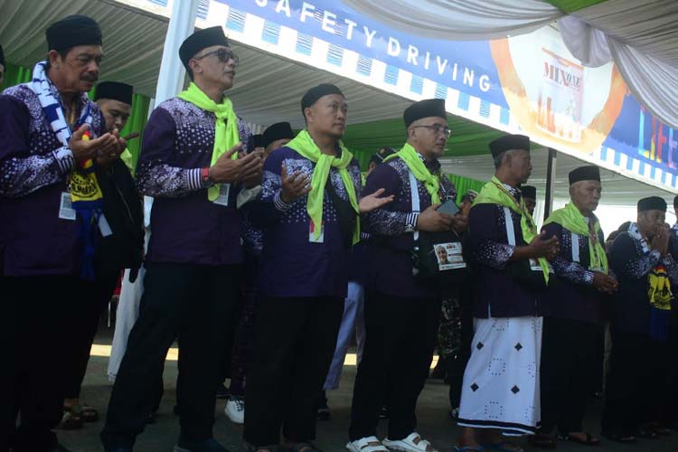 Calon jemaah haji asal Kabupaten Malang saat diberangkatkan oleh Bupati Malang, Sanusi ke Asramah Haji Surabaya (blok-a.com/ Putu Ayu Pratama S)