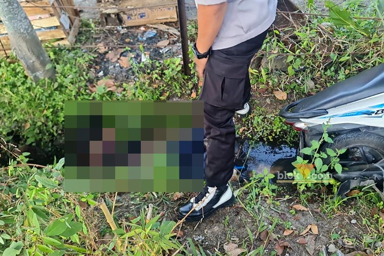 Jenasah mahasiswa korban kecelakaan tunggal sebelum dievakuasi, Kamis (27/6/2024) (blok-a/Andik Agus)