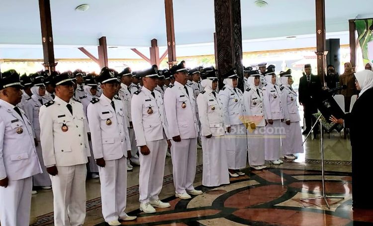 Bupati Blitar, Hj. Rini Syarifah mengukuhkan 218 Kepala Desa se Kabupaten Blitar di Pendopo Ronggo Hadinegoro. (blok-a.com/Fajar)