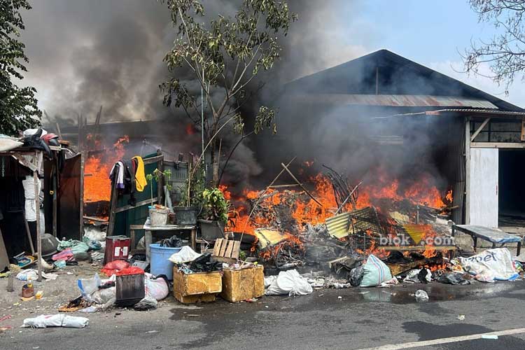 Kios rongsokan yang terbakar di Blimbing, Malang, Jumat (28/06/2024) - (Andik Agus Mardiko/blok-a.com)