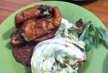Menu kepala bebek khas Warung Lalapan Nasi Uduk Lamongan Cak Sahlan (Namoori Kyoto via google maps)
