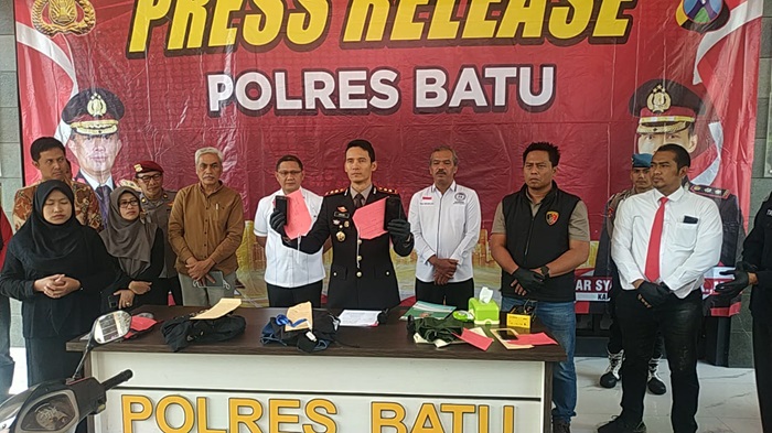 Rilis pengungkapan kasus pengeroyokan siswa SMP Kota batu di halaman depan Polres Batu, Sabtu (1/6/2024).