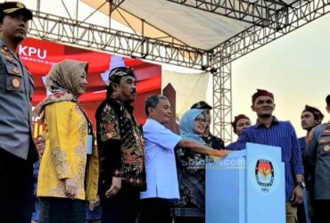 KPU Kabupaten Blitar meluncurkan maskot, jinggle dan tahapan pemilihan Bupati dan Wakil Bupati Blitar tahun 2024 di Aloon-aloon Kantor Bupati Blitar di Kanigoro. (blok-a.com/Fajar)