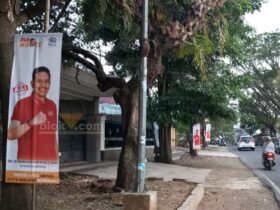 Banner 'Pak Mbois' mulai bermunculan di sejumlah titik Kota Malang.(blok-a.com/Satria Akbar Sigit)