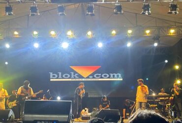 Konser Guyon Waton di rangkaian perayaan HUT ke-4 Blok-a.com di Kabupaten Gresik.(dok. blok-a.com)