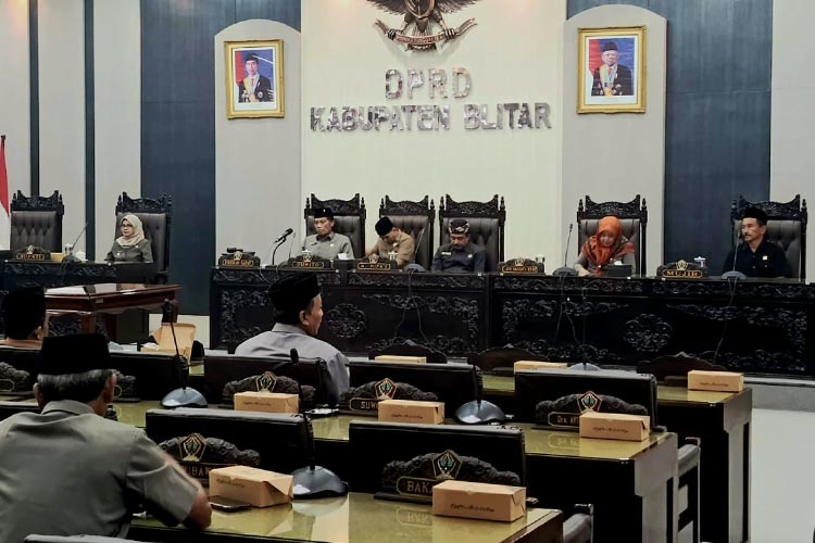 Rapat paripurna DPRD Kabupaten Blitar dengan agenda penyampaian Rancangan Peraturan Daerah (Ranperda) Tentang Rencana Pembangunan Jangka Panjang Daerah (RPJPD) Kabupaten Blitar Tahun 2025-2045. (Foto : blok-a.com/Fajar)