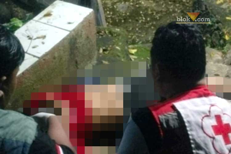 Petugas PMI usai mengevakuasi tubuh korban dari dasar sungai, Minggu (30/6/2024) (blok-a.com/Andik Agus)