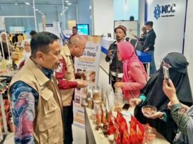 Pj Wali Kota Malang, Wahyu Hidayat Saat Tinjau Salah Satu Stan Pelaku UMKM, Sabtu (28/6/2024) (blok-a.com/Andik Agus)