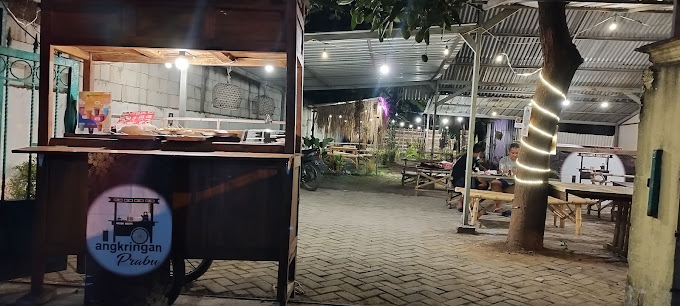 Masakan Kombinasi Rasa Sumatera dan Jawa di Angkringan Prabu Moker