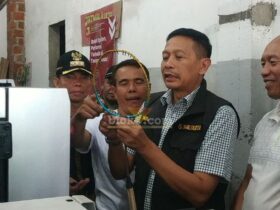 Pj Wali Kota Malang meninjau produsen raket di wilayah Klayatan, Kecamatan Sukun, Kota Malang. (blok-a.com/Andik Agus)