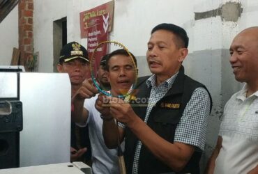 Pj Wali Kota Malang meninjau produsen raket di wilayah Klayatan, Kecamatan Sukun, Kota Malang. (blok-a.com/Andik Agus)