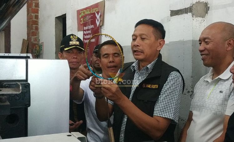 Pj Wali Kota Malang meninjau produsen raket di wilayah Klayatan, Kecamatan Sukun, Kota Malang. (blok-a.com/Andik Agus)