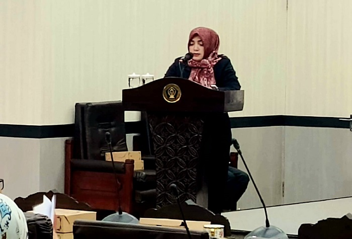Juru bicara Fraksi PDI Perjuangan Nasikhah menyampaikan Pandangan Umum terhadap Penjelasan Bupati tentang Ranperda RPJPD 2025 - 2045. (blok-a.com/Fajar)