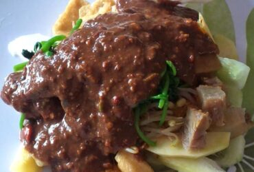 Sajian utama di tempat kuliner Rujak Cingur Esberg, Tidar Atas, Kota Malang (google maps: Maharani Sari Nastiti)