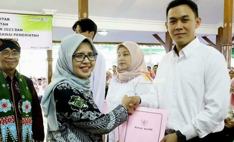 Bupati Blitar, Hj. Rini Syarifah, menyerahkan Surat Keputusan (SK) pengangkatan PPPK dan perpanjangan kontrak kerja guru di lingkungan Pemerintah Kabupaten Blitar. (blok-a.com/Fajar)