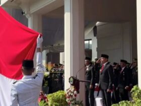 Pj Wali Kota Malang Wahyu Hidayat memimpin upacara peringatan Hari Lahir Pancasila ke-79 di depan Balai Kota Malang, Sabtu (1/6/2024).(blok-a.com/Satria Akbar)