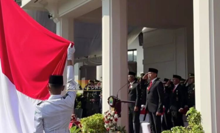Pj Wali Kota Malang Wahyu Hidayat memimpin upacara peringatan Hari Lahir Pancasila ke-79 di depan Balai Kota Malang, Sabtu (1/6/2024).(blok-a.com/Satria Akbar)