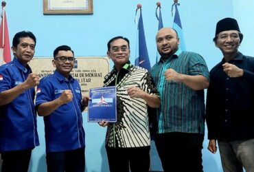 Tjutjuk Sunario didampingi Ketua DPC Partai Gerindra Kabupaten Blitar Ferdians Reza Alvisa dan Sekretaris Sugianto, mendaftar sebagai bacalon Bupati Blitar di kantor DPC Partai Demokrat Kabupaten Blitar. (blok-a.com/Fajar)