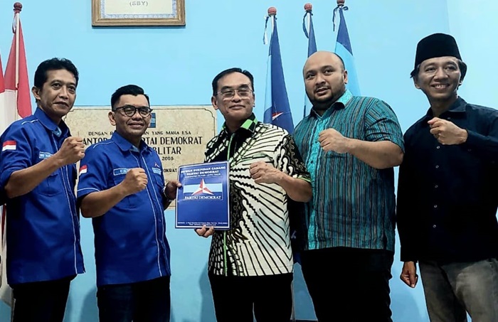 Tjutjuk Sunario didampingi Ketua DPC Partai Gerindra Kabupaten Blitar Ferdians Reza Alvisa dan Sekretaris Sugianto, mendaftar sebagai bacalon Bupati Blitar di kantor DPC Partai Demokrat Kabupaten Blitar. (blok-a.com/Fajar)