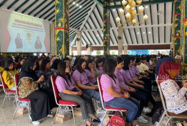 Calon Pekerja Migran Indonesia (CPMI) asal Kabupaten Malang saat mengikuti sosialisasi KB di Pendopo Agung Malang (blok-a.com/ Putu Ayu Pratama S)