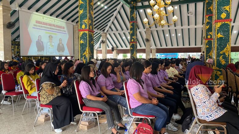 Calon Pekerja Migran Indonesia (CPMI) asal Kabupaten Malang saat mengikuti sosialisasi KB di Pendopo Agung Malang (blok-a.com/ Putu Ayu Pratama S)