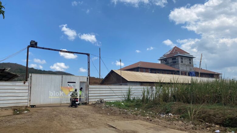 Situasi Proyek Gedung SMA Taruna Nusantara di Desa Gampingan, Kecamatan Pagak, Kabupaten Malang (blok-a.com/ Putu Ayu Pratama S)