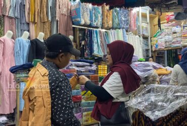 Menjelang tahun ajaran baru 2024/2025, pendagang seragam dan perlengkapan sekolah di Pasar Kepanjen, Kabupaten Malang