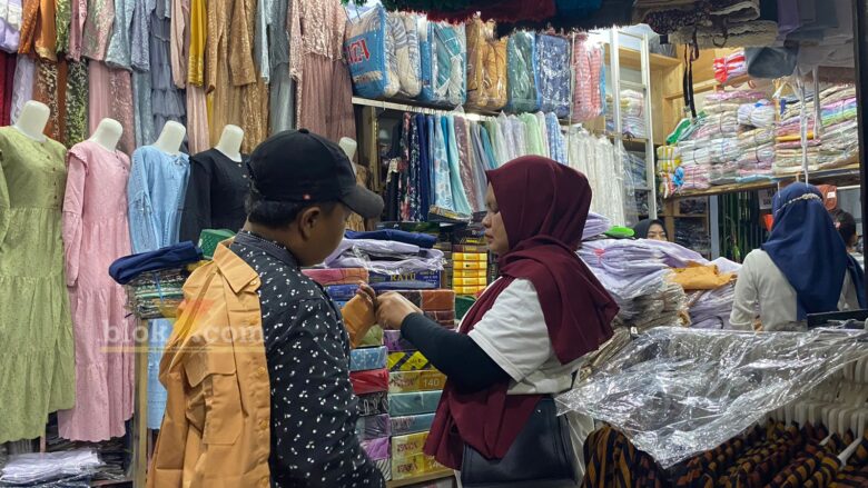 Menjelang tahun ajaran baru 2024/2025, pendagang seragam dan perlengkapan sekolah di Pasar Kepanjen, Kabupaten Malang